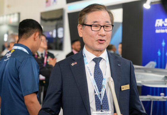 ２１日にマレーシアのランカウィで防衛産業見本市「ＬＩＭＡ２０２５」で韓国航空宇宙産業（ＫＡＩ）の姜求永社長がインタビューをしている。［写真　韓国航空宇宙産業］