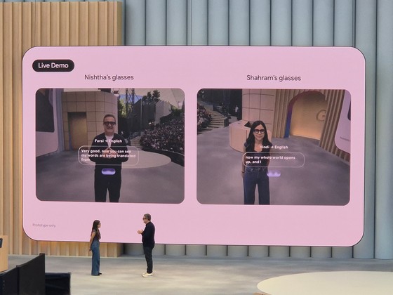 ２０日、グーグルがＩ／Ｏの舞台でスマートグラスの翻訳機能を試演している。キム・ミンジョン記者