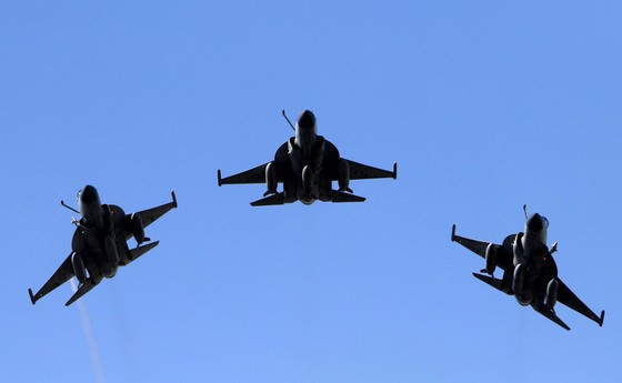 パキスタン空軍のＪ－１０戦闘機が３月２３日、パキスタンの祝日を迎えてイスラマバードでエアショーをしている。　［ＥＰＡ＝聯合ニュース］