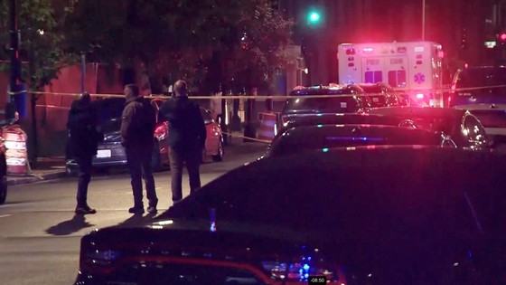 在米イスラエル大使館の職員２人が２１日（現地時間）、ワシントンＤ．Ｃ．にある首都ユダヤ人博物館行事に出席したところ銃撃を受けて死亡した。写真は事件現場にパトカーと救急車が出動した様子。［写真　ロイター＝聯合ニュース］