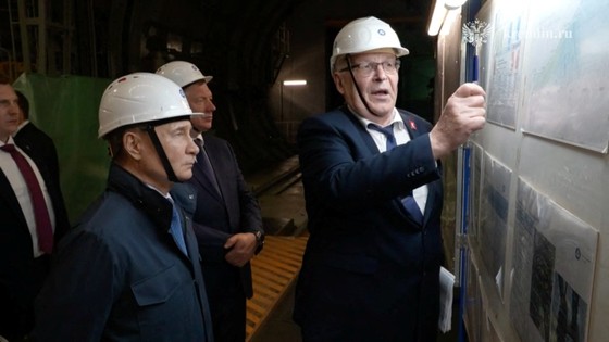 ロシアのプーチン大統領が２１日、クルスクで建設中のクルスク第２原子力発電所を訪問している。［写真　ロイター＝聯合ニュース］