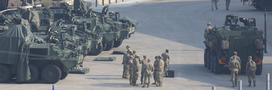 韓米連合演習「フリーダム・シールド（自由の盾、Ｆｒｅｅｄｏｍ　Ｓｈｉｅｌｄ、ＦＳ）」が始まった３月１０日、京畿道東豆川市（キョンギド・トンドゥチョンシ）駐韓米軍基地で装甲車「ストライカー」が待機している。［写真　聯合ニュース］