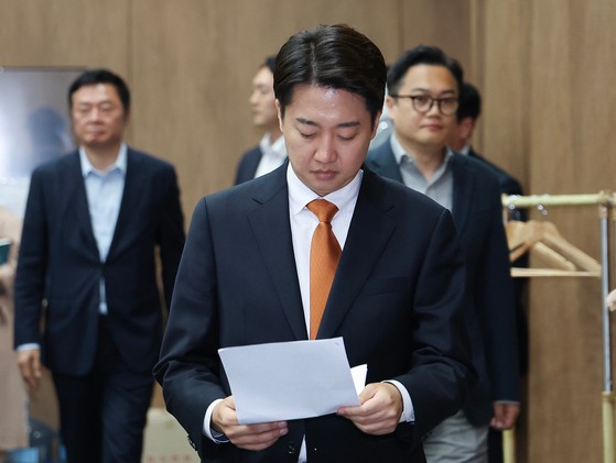 韓国大統領選挙の野党「改革新党」の李俊錫（イ・ジュンソク）候補が２２日午後、緊急記者会見のため国会疎通館に入っている。李俊錫候補は記者会見を通じて汎保守大統領選候補単一化の可能性を一蹴した。イム・ヒョンドン記者