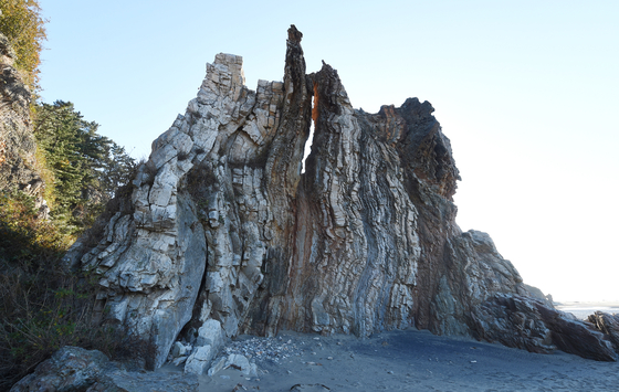 独特な絶景を誇る仁川市甕津郡大青島（インチョンシ・オンジングン・テチョンド）のナイテ岩。［写真　仁川市］
