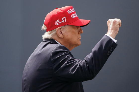２４日（現地時間）、米国陸軍士官学校の卒業式に出席したドナルド・トランプ大統領。［写真　聯合ニュース］