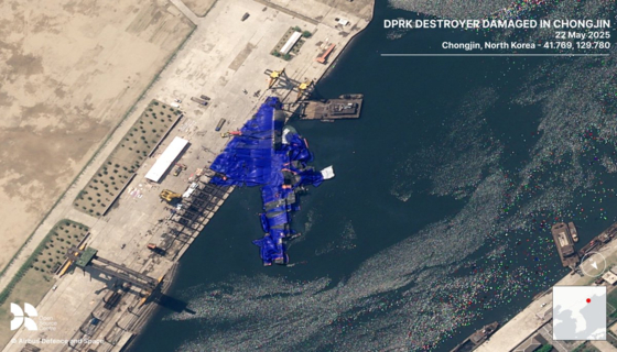 ２１日の新駆逐艦進水式で事故が起きた清津造船所の２２日の姿。進水過程で横転した艦艇が偽装幕で覆われている。［Ｘ　キャプチャー］