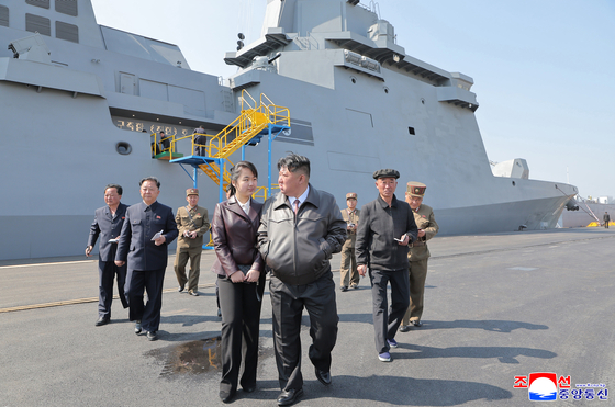 娘と新型「多目的駆逐艦」の初武装試験射撃を参観した金正恩委員長［写真　朝鮮中央通信］