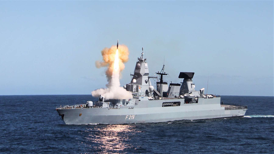   Ｍｋ．４１ＢＬＳで対空ミサイルを発射するドイツ海軍護衛艦「ザクセン」　［写真　ドイツ海軍］