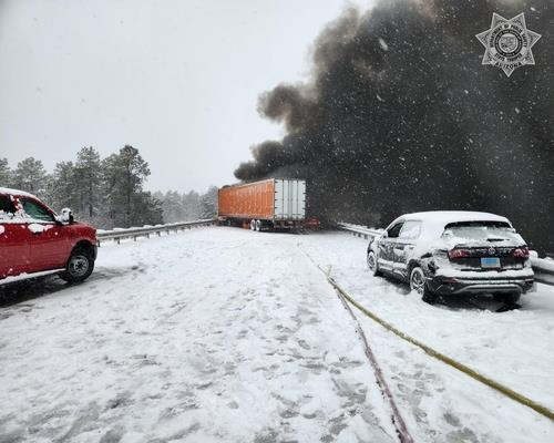 ３月１３日、米州間高速道路４０号線で発生した交通事故。［アリゾナ州公共安全局（ＤＰＳ）のＸ　キャプチャー］