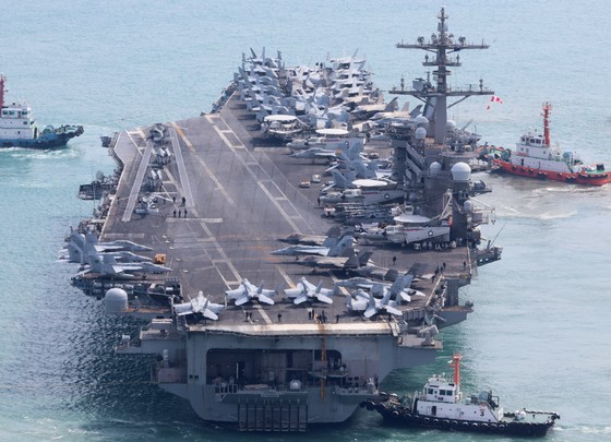 今年３月７日、韓米日連合訓練および韓米連合「フリーダムシールド（自由の盾）が予定された中、釜山（プサン）海軍作戦基地に米海軍第１空母打撃群所属の原子力空母「カール・ビンソン」（ＣＶＮ－７０）が出港する場面。　［聯合ニュース］