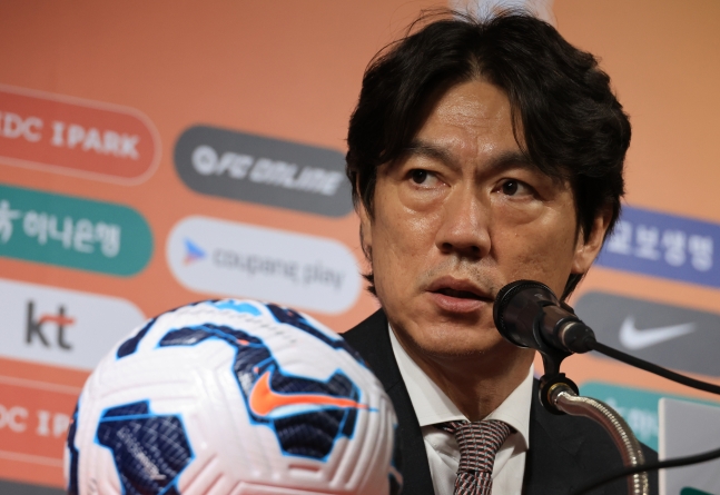 ２６日、ソウルサッカー会館で６月のＷ杯３次予選の韓国代表メンバーを発表した洪明甫（ホン・ミョンボ）監督　［聯合ニュース］