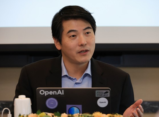 オープンＡＩ（ＯｐｅｎＡＩ）のジェイソン・クォン最高戦略責任者（ＣＳＯ）が２６日、記者懇談会で発言している。［写真　聯合ニュース］