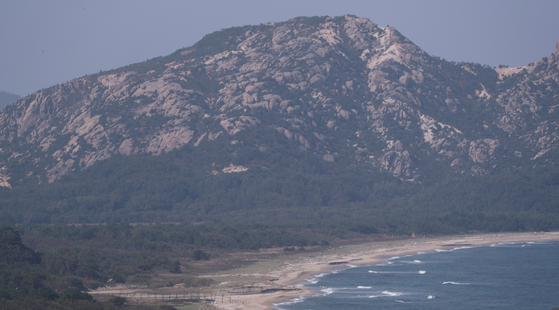 昨年１０月１７日午後、韓国江原道高城郡県内面（カンウォンド・コソングン・ヒョンネミョン）統一展望台から眺めた金剛山（クムガンサン）。［写真　聯合ニュース］