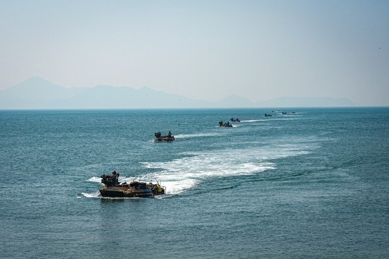 海兵隊第２師団の上陸突撃装甲車（ＫＡＡＶ）が２２日、白翎島地域で開かれた合同島嶼防衛訓練で上陸のために海上機動している。［写真　韓国海兵隊司令部］