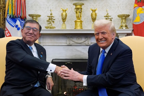 ２月７日（現地時間）、初の首脳会談を行った石破茂首相（左）とトランプ大統領（右）　［ＡＰ＝聯合ニュース］