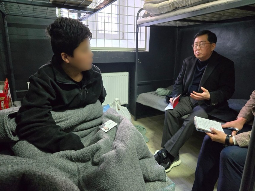 捕虜の北朝鮮兵と面談する庾竜源（ユ・ヨンウォン）議員　［聯合ニュース］