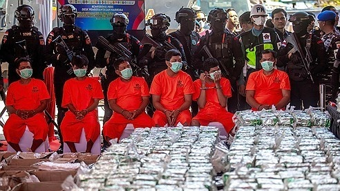 押収したメタンフェタミンを公開するインドネシア国立麻薬庁関係者［写真　ＡＦＰ＝聯合ニュース］