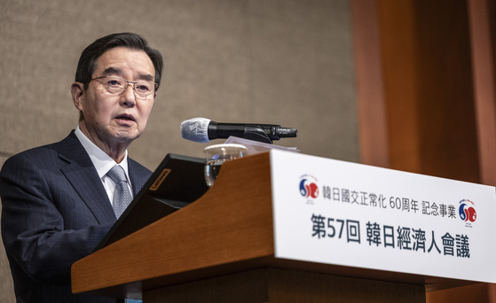 第５７回韓日経済人会議で開会の辞を述べる韓日経済協会の金鈗会長。［写真　聯合ニュース］