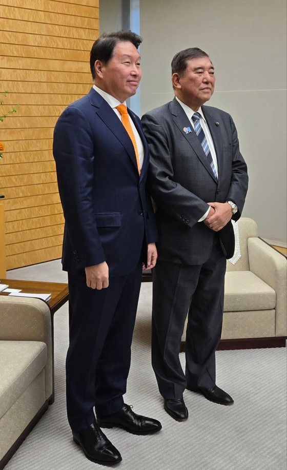 大韓商工会議所の崔泰源会長（左）が２７日に東京の首相官邸で石破茂首相と面談した。［写真　大韓商工会議所］