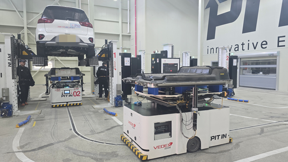 現代自動車から分社したスタートアップ「ピットイン」が電気自動車バッテリーを１０分以内に交換できるシステムを開発した。７月からは電気自動車とバッテリーを別々に購入しバッテリー関連サービスを定額のサブスクリプションで提供するタクシー向けのシステムを開始する。２７日、京畿道安養のピットインセンターに電気自動車タクシーがバッテリーを交換しにきた様子。イ・スジョン記者