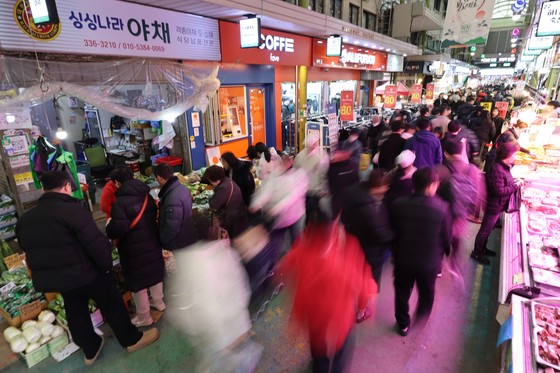 ソウル市内の伝統市場。［写真　聯合ニュース］