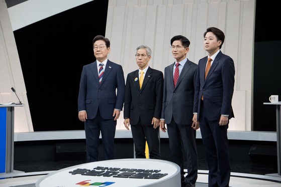 大統領選挙に出馬した（左から）共に民主党の李在明（イ・ジェミョン）候補、民主労働党の権英国（クォン・ヨングク）候補、国民の力の金文洙（キム・ムンス）候補、改革新党の李俊錫（イ・ジュンソク）候補が２７日、ソウル麻浦区上岩洞（マポグ・サンアムドン）ＭＢＣスタジオで行われた政治分野のテレビ討論会に先立ちポーズを取っている。［写真　国会写真記者団］