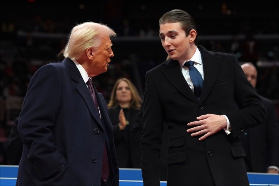 米国のドナルド・トランプ大統領と末息子のバロン・トランプ氏。［写真　ＡＰ＝聯合ニュース］