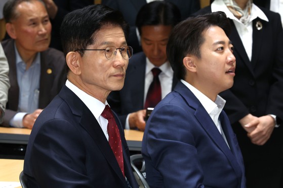 与党「国民の力」の金文洙（キム・ムンス）大統領候補（左）と野党「改革新党」の李俊錫（イ・ジュンソク）候補が１９日午前、ソウル中区（チュング）ソウル市庁で開かれた弱者と同行するソウル討論会に出席している。イム・ヒョンドン記者