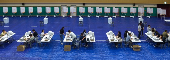 第２１代韓国大統領選挙期日前投票を翌日に控えた２８日午後、忠清南道論山市（チュンチョンナムド・ノンサンシ）錬武文化体育センターに用意された練武邑（ヨンムウプ）第２期日前投票所で選挙事務員が投票用具を点検している。ここで２９～３０日陸軍訓練所将兵が期日前投票に参加する予定だ。キム・ソンテ客員記者