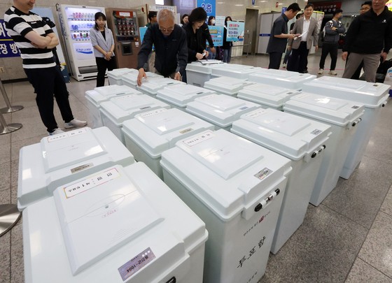 第２１代大統領選挙を１週間後に控えた２７日午前、仁川（インチョン）港沿岸旅客ターミナルで、甕津郡（ウンジングン）選挙管理委員会の関係者が西海５島地域に搬送する投票箱を点検している　［ニュース１］