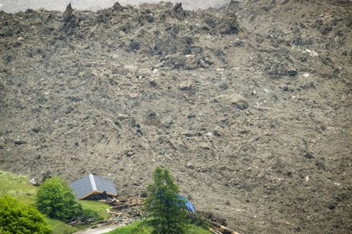 大規模な山崩れに襲われたスイスのヴァレー州ブラッテン村。［写真　ＥＰＡ＝聯合ニュース］