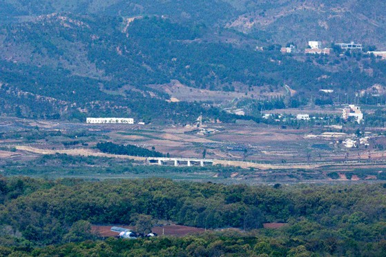 京畿道坡州（パジュ）の境界地域から眺めた西部戦線の非武装地帯（ＤＭＺ）　［聯合ニュース］