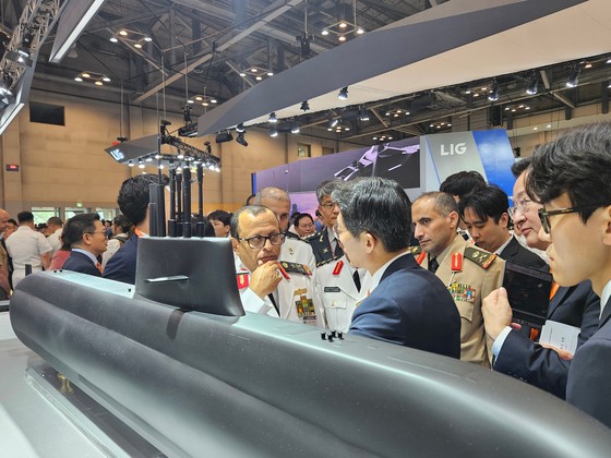 ２８日、釜山ＢＥＸＣＯで開催された「２０２５ＭＡＤＥＸ」でサウジアラビアのモハメド・アル・ガリビ海軍参謀総長がハンファオーシャンのチョン・スンギュン特殊船海外事業団長と潜水艦の導入について話している。　キム・ヒョソン記者