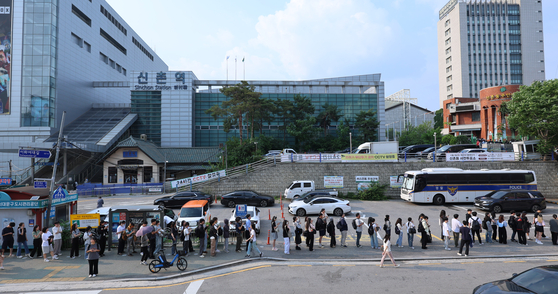 第２１代大統領選挙の期日前投票初日の２９日、投票所の外に投票用紙を搬出する事故が発生した旧新村洞（シンチョンドン）住民センター。市民が投票のため列に並んでいる。　チャン・ジンヨン記者