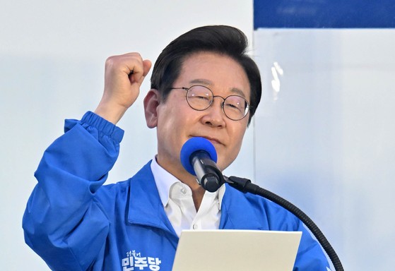 共に民主党の李在明（イ・ジェミョン）大統領候補が２９日午後、ソウル冠岳区の公園で演説し、有権者に支持を訴えている。　キム・ソンリョン記者