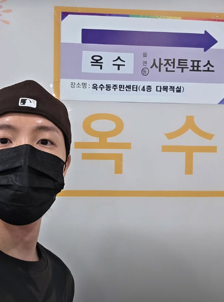 ＢＴＳのＪ－ＨＯＰＥが第２１代韓国大統領選挙の事前投票を認証する様子。［写真　Ｊ－ＨＯＰＥのＳＮＳ］  ​