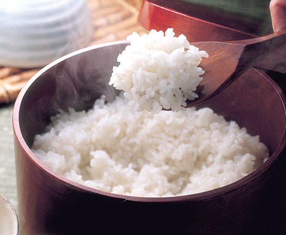 炊きあがったご飯はしゃもじでしっかり混ぜると、コメ粒の間に空間ができてふんわりし、固まりにくくなる。
