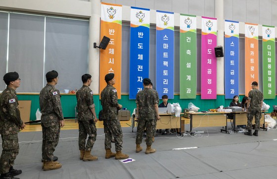 第２１代大統領選挙期日前投票２日目の３０日午前、仁川市日新洞（インチョンシ・イルシンドン）の第２期日前投票所で軍将兵が投票するため並んでいる。　キム・ジョンフン記者