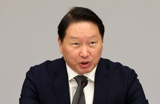 ２２日、ソウル南大門路の大韓商工会議所で開かれた「金文洙（キム・ムンス）国民の力大統領選候補－経済５団体懇談会」で、崔泰源（チェ・テウォン）大韓商工会議所会長が政策提言をしている。　イム・ヒョンドン記者