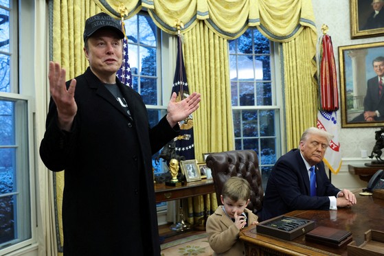 ２月１１日のホワイトハウスでの記者会見に一緒に出てきたイーロン・マスク氏と息子。［写真　ロイター＝聯合ニュース］