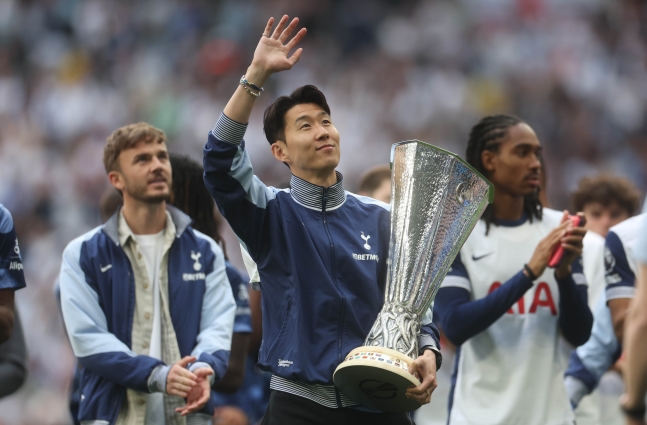 ヨーロッパリーグ優勝トロフィーを持った孫興慜（ソン・フンミン、真ん中）　［ＥＰＡ＝聯合ニュース］