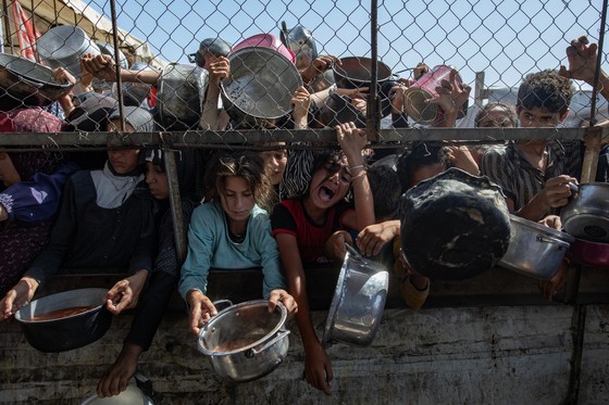 先月３０日、ガザ地区のハンユニスで住民たちがボランティア団体が提供する食料の配給を受けるために集まっている。［写真　ＥＰＡ＝聯合ニュース］
