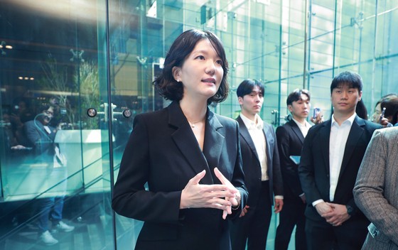 ３月２６日、京畿道城南（キョンギド・ソンナム）のＮＡＶＥＲ（ネイバー）グリーンファクトリーで開かれた定期株主総会の後、崔秀姸（チェ・スヨン）ＮＡＶＥＲ代表が記者団と質疑応答をしている。［写真　ＮＡＶＥＲ］
