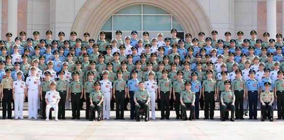 昨年６月１９日、陝西省延安市で開かれた中央軍事委員会政治工作会議に出席した将軍が記念撮影に臨んでいる。１年後にはこの時出席していた苗華、何衛東が落馬した。第１列２０人の上将のうち多数が苗華腐敗事件に関与していたことが分かった。［写真　神話＝聯合ニュース］