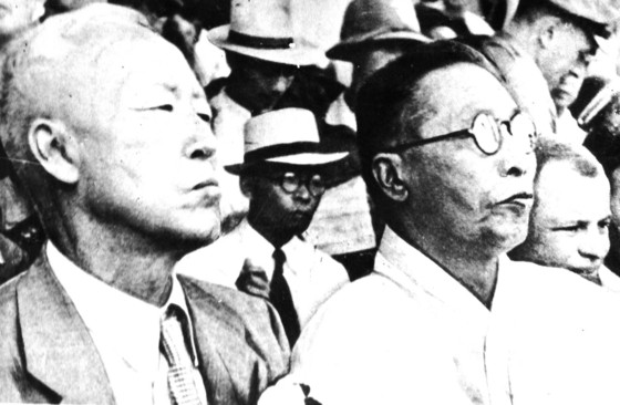 １９４６年８月１５日に開かれた光復（解放）１周年記念式で並んで座った雩南・李承晩（イ・スンマン）と白凡・金九（キム・グ）　［中央フォト]