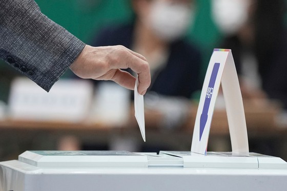 ３日、ソウルのある投票所で有権者が大統領選挙の投票をしている。［写真　ＡＰ＝聯合ニュース］
