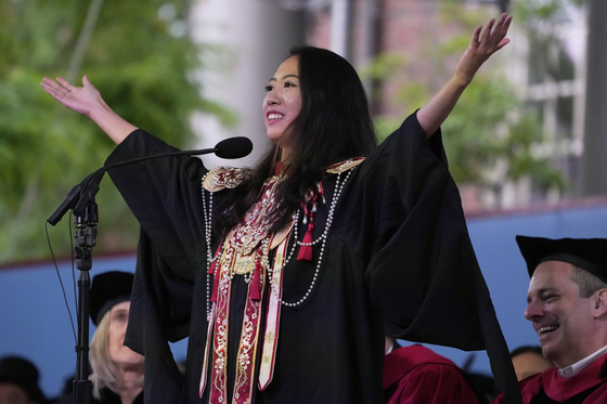   ハーバード大学卒業式で演説している蒋雨融さん。［写真　ＡＰ＝聯合ニュース］