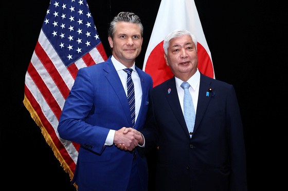 先月３１日（現地時間）、シンガポールで開催されたアジア安全保障会議で握手するヘグセス米国防長官と中谷元防衛相　［ロイター＝聯合ニュース］