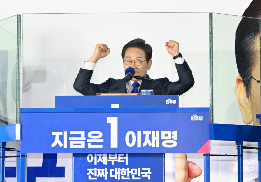 第２１代大統領選挙で当選が確実になった李在明（イ・ジェミョン）共に民主党候補が４日午前、ソウル汝矣島（ヨイド）国会前に設置された開票放送野外舞台に立って演説している。　［ニュース１］