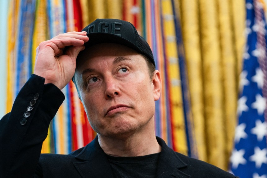 テスラ（Ｔｅｓｌａ）のイーロン・マスク最高経営責任者（ＣＥＯ）が５月３０日（現地時間）、米国ワシントンＤ．Ｃ．ホワイトハウス執務室でドナルド・トランプ大統領と共に記者会見に臨んでいる。［写真　ＡＦＰ＝聯合ニュース］